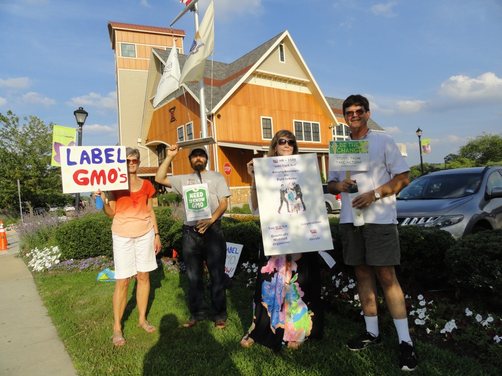 GMO-Free NJ picketers. Credit: Matt Skoufalos.