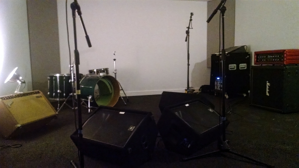 The hourly practice rooms at Gradwell House are outfitted with gear for renters. Credit: Matt Skoufalos.